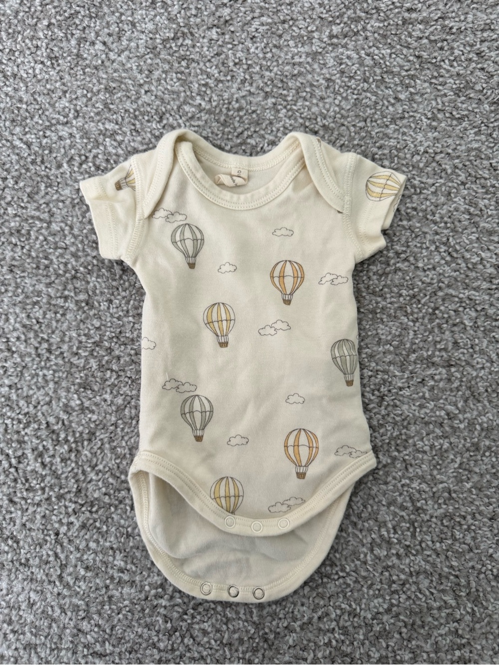 Quincy Mae Cream Short Sleeve Onesie with Hot Air Balloon Print